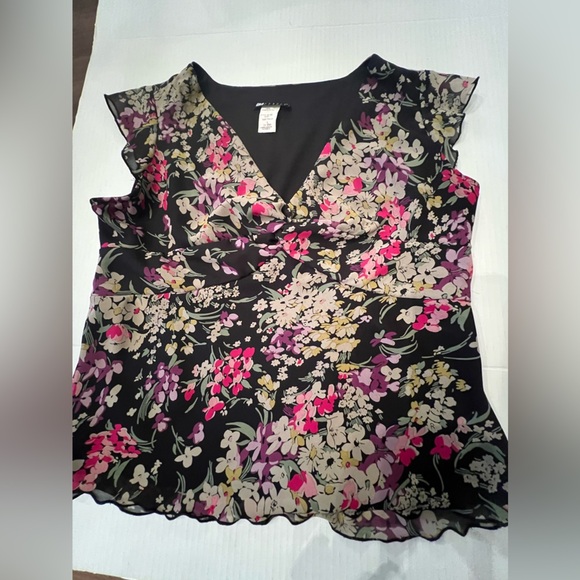 Carole Little Tops - CAROLE LITTLE CAP SLEEVE, V NECK BLACK TOP W/FLORAL DESIGNS SIZE LARGE